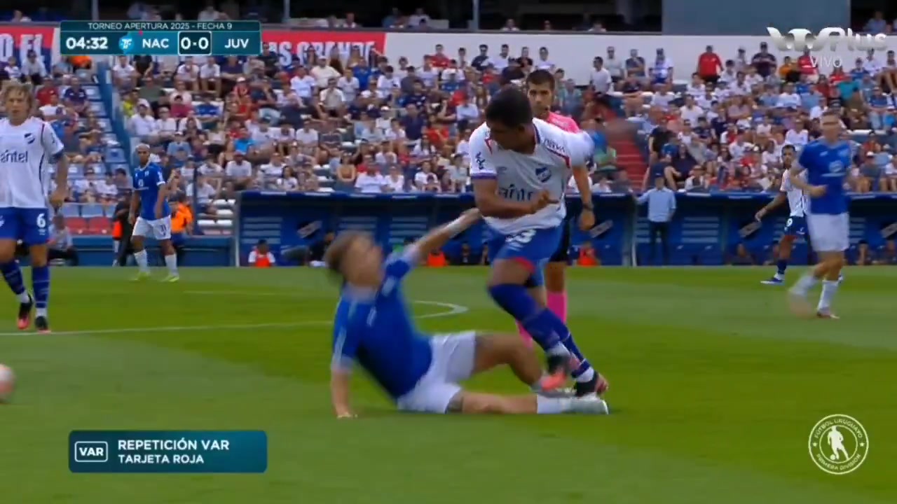 砸人饭碗啊！乌拉圭联赛惊现双腿跳起抢断?对手小腿被踩变形