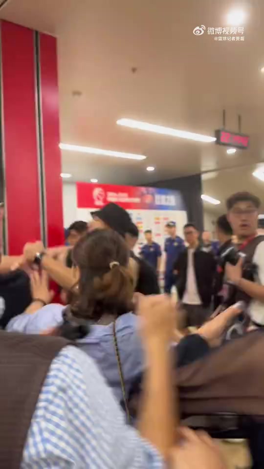 ??冷静！广厦球迷堵门北京更衣室 怒骂CNM并发生肢体冲突！