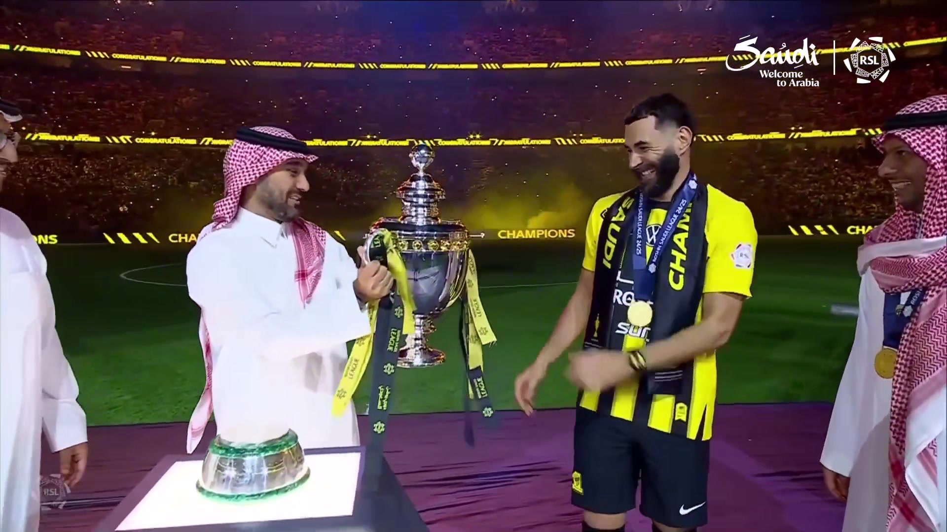 我们是冠军！?37岁本泽马以队长身份捧起沙特联冠军奖杯