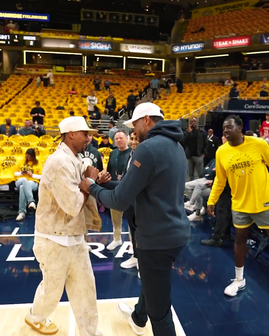 未竟事业让后辈来吧！格兰杰和乔治-希尔拥抱寒暄