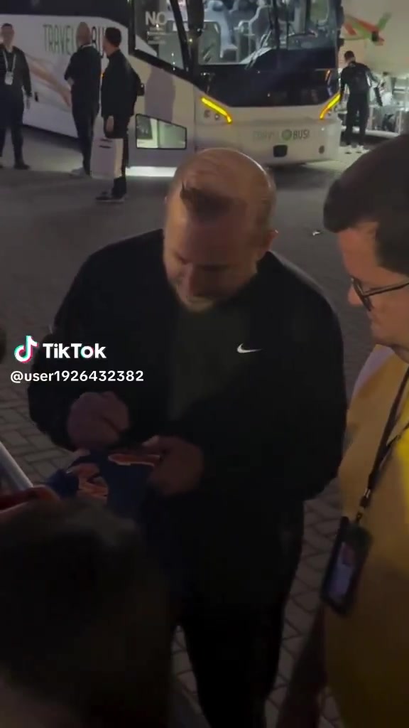 和平分手?锡伯杜街头为球迷签名合影 球迷高喊：我爱你！谢谢