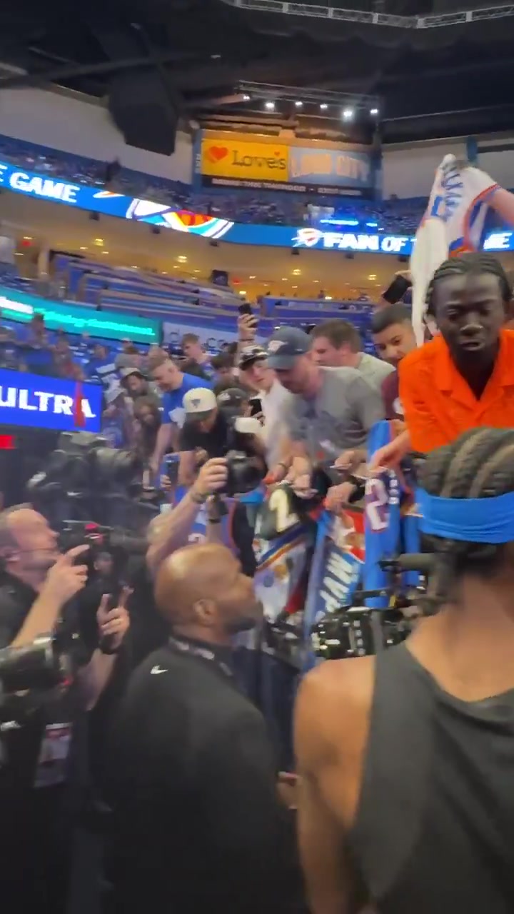 已成惯例！亚历山大赛前为球迷耐心签名 MVP呐喊声不绝于耳